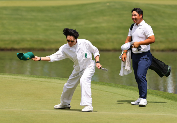 파3 콘테스트에 김주형(오른쪽)의 캐디로 나선 류준열 [로이터