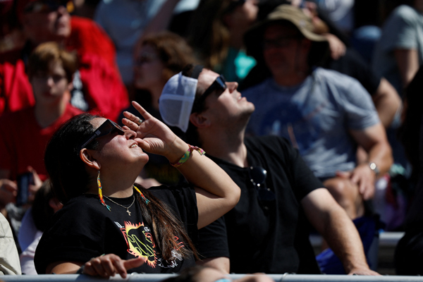 8일(현지시간) 개기일식을 관측하기 위해 미 일리노이주 카본데일에 모인 사람들[로이터=사진제공]