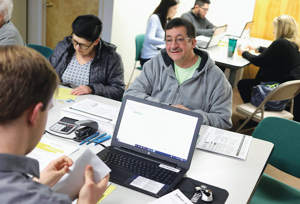 2023년도 소득분에 대한 개인 세금보고 마감이 오는 15일로 1주일 앞으로 다가온 가운데 누락과 오류가 없는 정확한 세금보고를 하는 것이 중요하다. [로이터] 본기사와는 직접관련없음