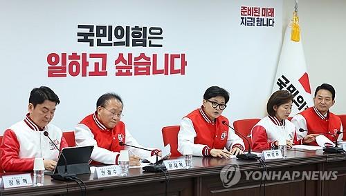 국민의힘, 첫 선거대책위원장 회의 (서울=연합뉴스) = 국민의힘 총괄선대위원장인 한동훈 비상대책위원장이 17일 오전 서울 여의도 중앙당사에서 열린 중앙선거대책위원장 회의에서 발언하고 있다. 왼쪽부터 안철수·윤재옥 공동선대위원장, 한동훈 위원장, 나경원·원희룡 공동선대위원장.