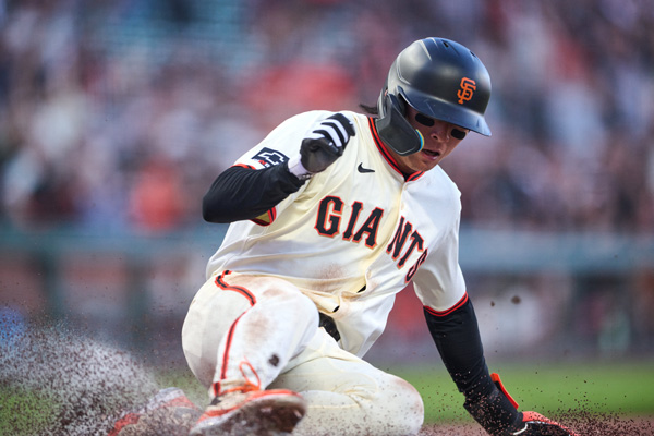 이정후의 ㅁMLB 첫 2루타코 이정후가 9일(한국시간) 미국 캘리포니아주 샌프란시스코의 오라클 파크에서 열린 MLB 워싱턴과의 경기 3회말, 좌익수 쪽으로 타구를 보낸 뒤 2루에 도달하고 있다. 이정후의 MLB 첫 2루타. [로이터]