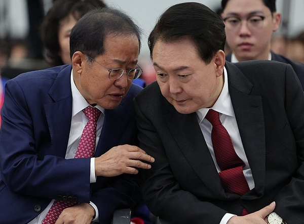 (대구=연합뉴스) 윤석열 대통령이 7일 대구 엑스코에서 열린 2023년 바르게살기운동 전국회원대회에서 홍준표 대구 시장과 대화하고 있다. 2023.11.7 [대통령실 제공. 재판매 및 DB 금지]