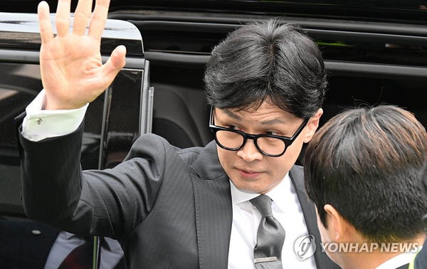 (서울=연합뉴스) 국민의힘 한동훈 비상대책위원장이 11일 서울 여의도 국민의힘 당사에서 제22대 국회의원 선거 관련 입장 발표를 한 뒤 당사를 떠나고 있다. 2024.4.11 [공동취재]