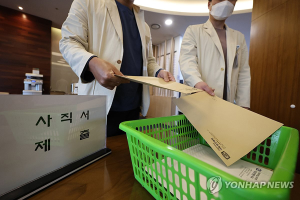 (서울=연합뉴스) 의료대란이 장기화되고 있는 가운데 28일 서울의 한 대학병원에서 의대 교수들이 사직서를 제출하고 있다. 2024.3.28