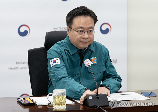 (서울=연합뉴스) 조규홍 보건복지부 장관이 17일 ‘의사 집단행동 중앙사고수습본부’ 제34차 회의를 주재하고 있다. 2024.4.17 [보건복지부 제공. 재판매 및 DB 금지]