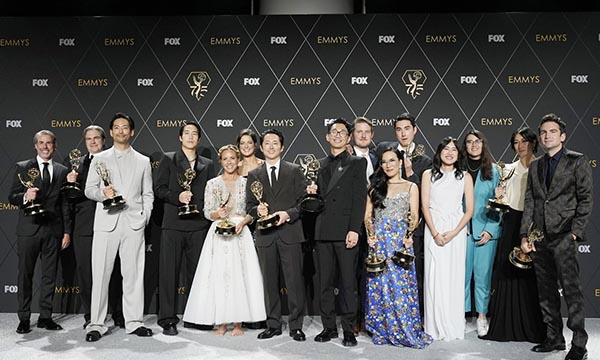 에미상 8관왕 쾌거를 올린 넷플릭스 드라마 ‘비프’의 출연진과 스태프가 시상식 후 기념촬영하고 있다. [로이터]