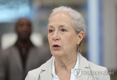 취재진 앞에서 발언하는 린다 스펙트 미 국무부 선임보좌관 (영종도=연합뉴스) = 제12차 한미 방위비분담특별협정(SMA) 체결을 위한 2차 회의에 앞서 미국 측 수석대표인 린다 스펙트 국무부 선임보좌관이 18일 인천국제공항 2터미널을 통해 입국해 발언하고 있다.