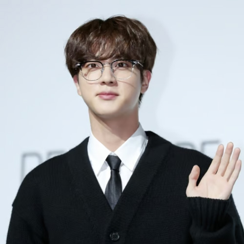 그룹 방탄소년단(BTS) 진이 20일 오전 서울 중구 동대문디자인플라자에서 열린 새 앨범 'BE (Deluxe Edition)' 발매 기념 글로벌 기자간담회에서 포즈를 취하고 있다.'BE'는 지금까지 방탄소년단이 선보인 정규 시리즈 앨범과는 다른 형태의 앨범. 타이틀 곡 'Life Goes On'을 비롯해 '내 방을 여행하는 법', 'Blue & Grey', 'Skit', '잠시', '병', 'Stay',