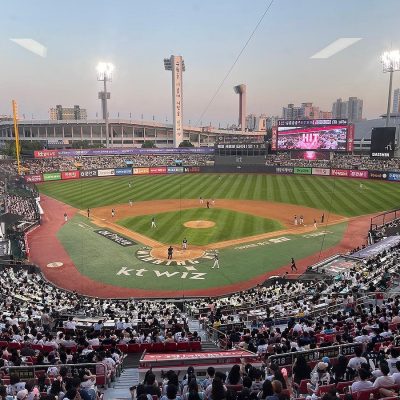 프로야구 kt, 한 시즌 구단 최다 관중 경신 (서울=연합뉴스) = 7일 수원 케이티위즈파크에서 열린 두산과 kt의 경기가 관중으로 가득 차 있다. 2024.9.7