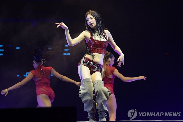 BLACKPINK's JENNIE performs solo at Coachella 2025 with Western-inspired outfit on the Outdoor Theatre stage